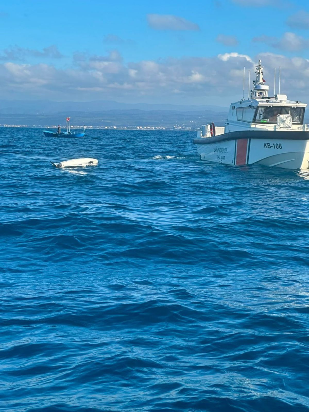 Karasu'da Denizde Ters Dönmüş Drone Bulundu