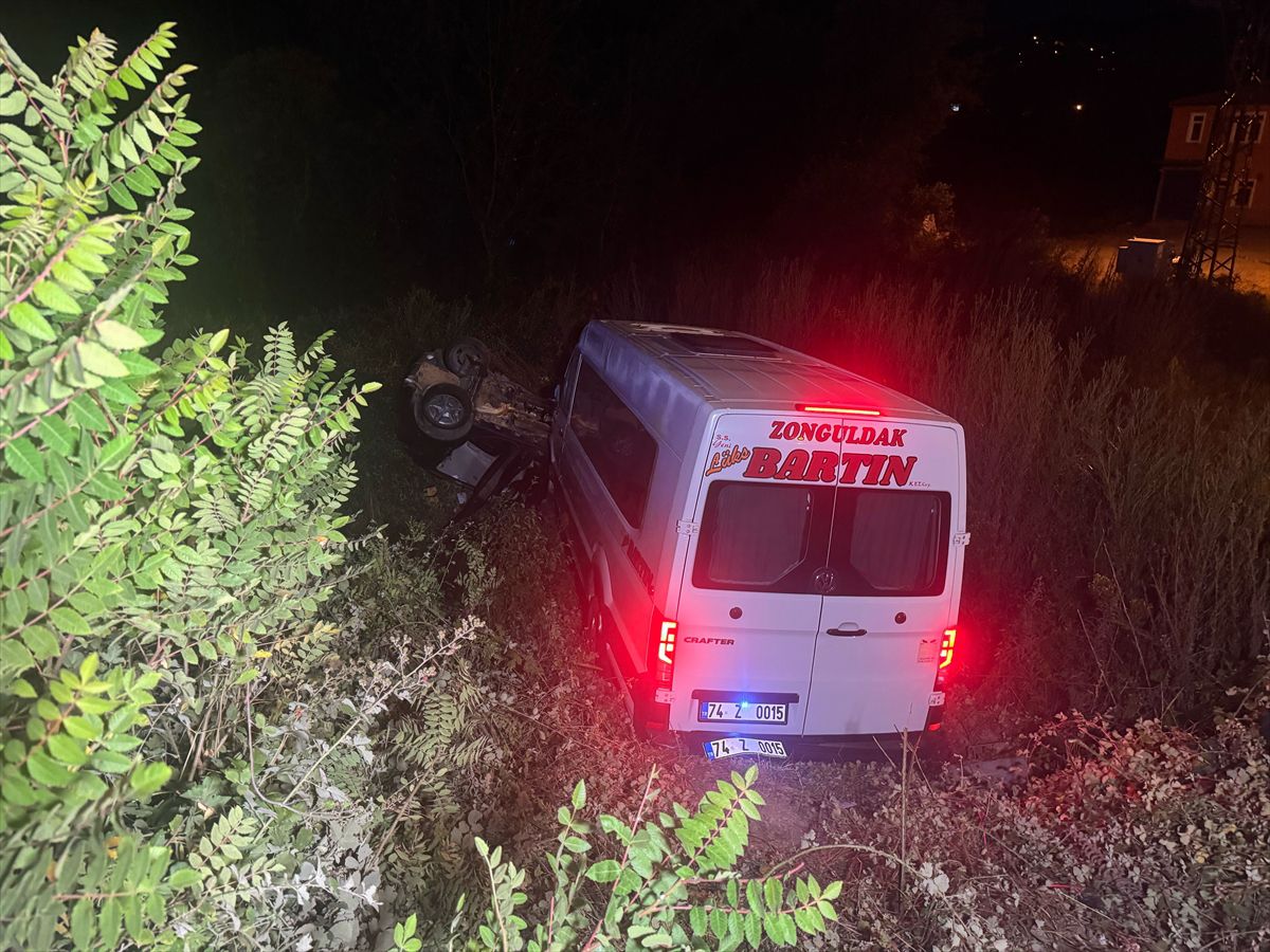 Bartın'da Minibüs ile Otomobil Çarpıştı: 11 Yaralı