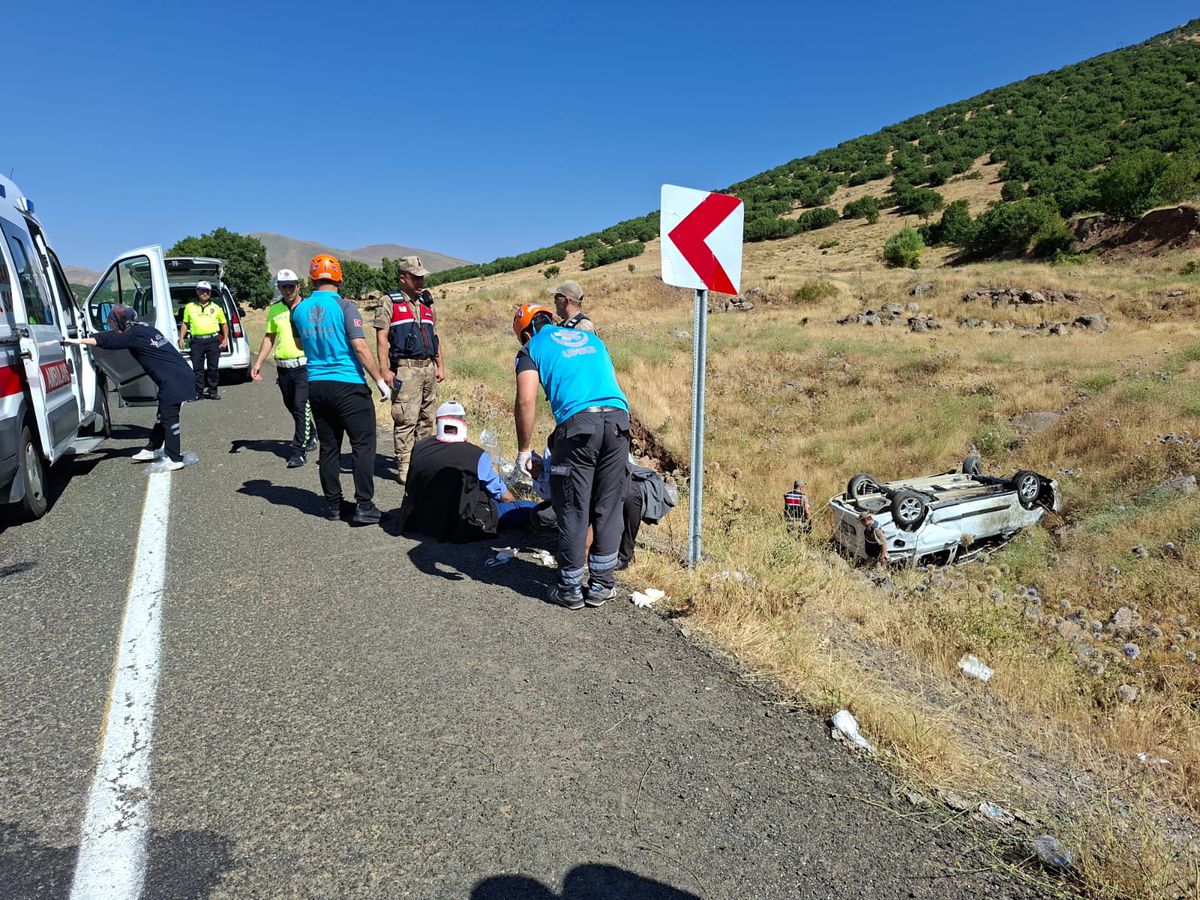 Bingöl'de Hafif Ticari Araç Şarampole Devrildi: 6 Yaralı
