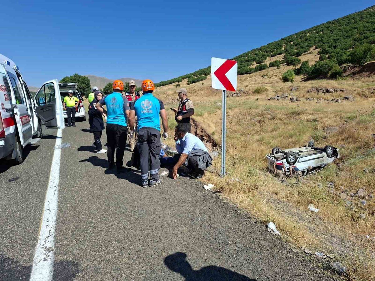 Bingöl'de Takla Atan Hafif Ticari Araçta 6 Yaralı