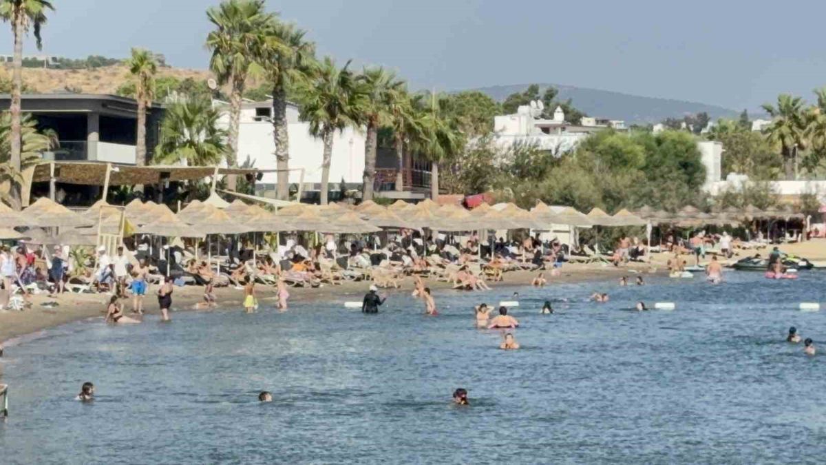Bodrum'da Sıcak Hava Sahilleri Boşalttı, Deniz Doldurdu