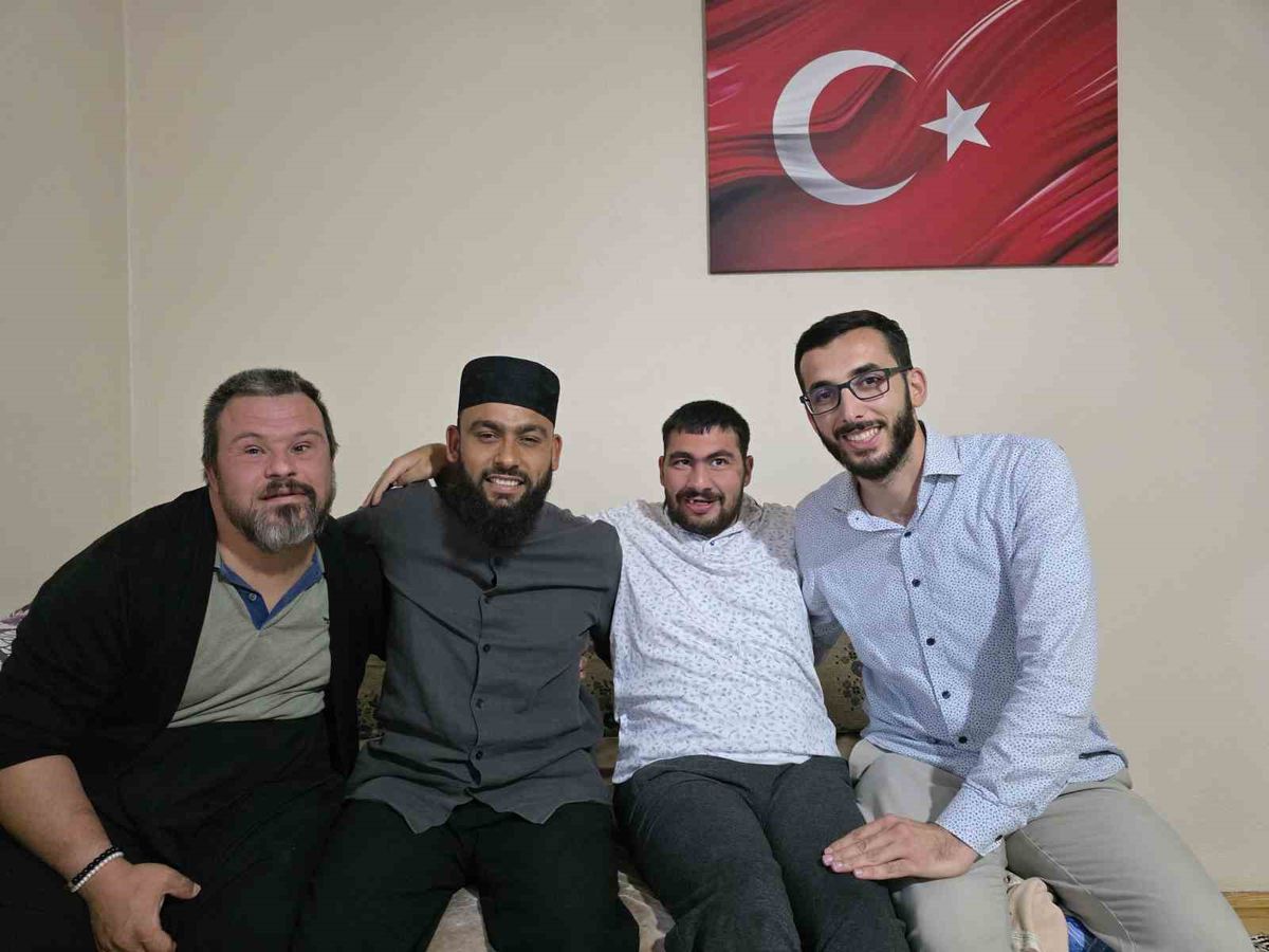 Down sendromlu Savaş, ilahici Celal Karature ile buluştu