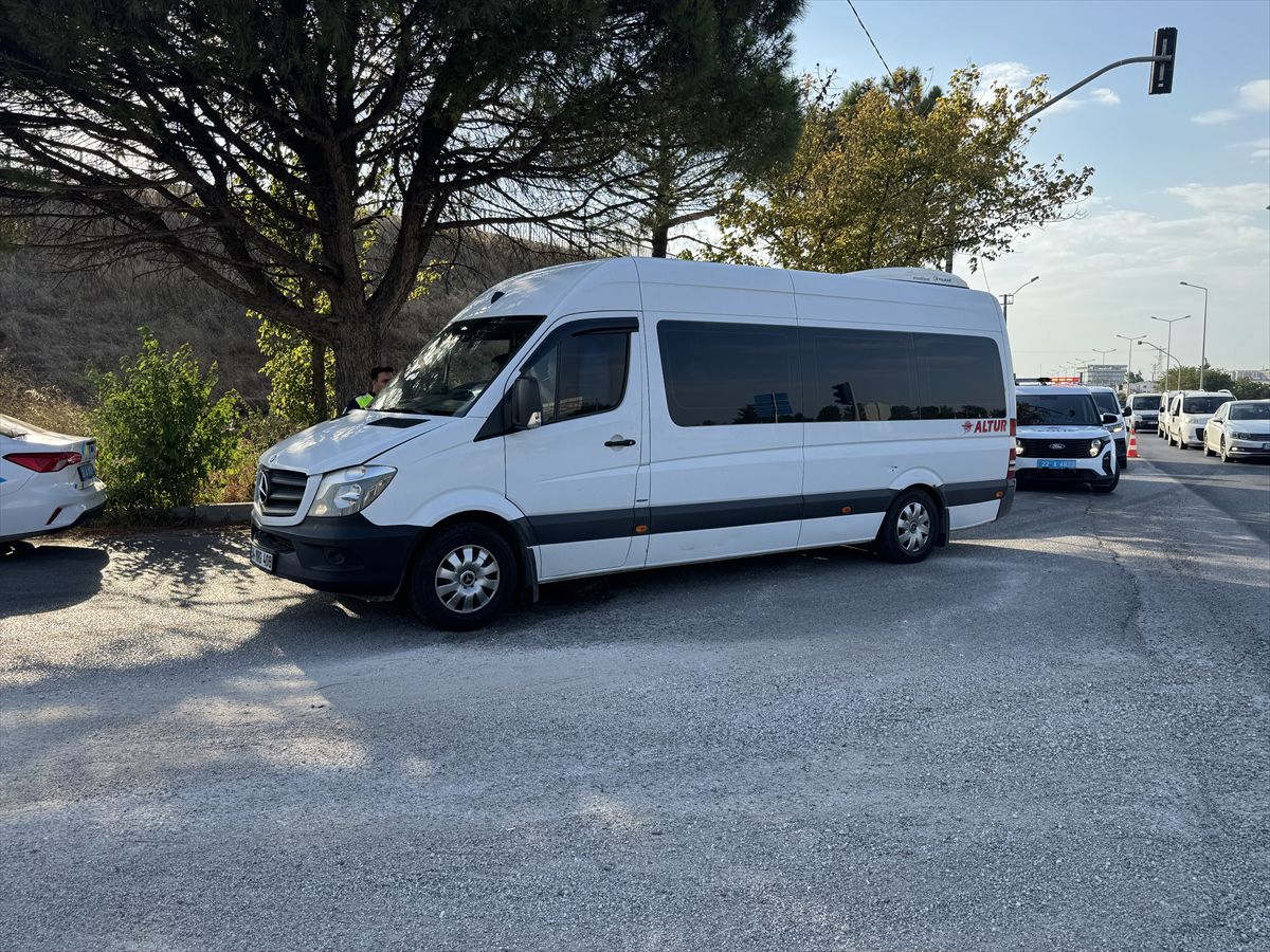 Edirne'de Minibüste 19 Kaçak Göçmen Yakalandı