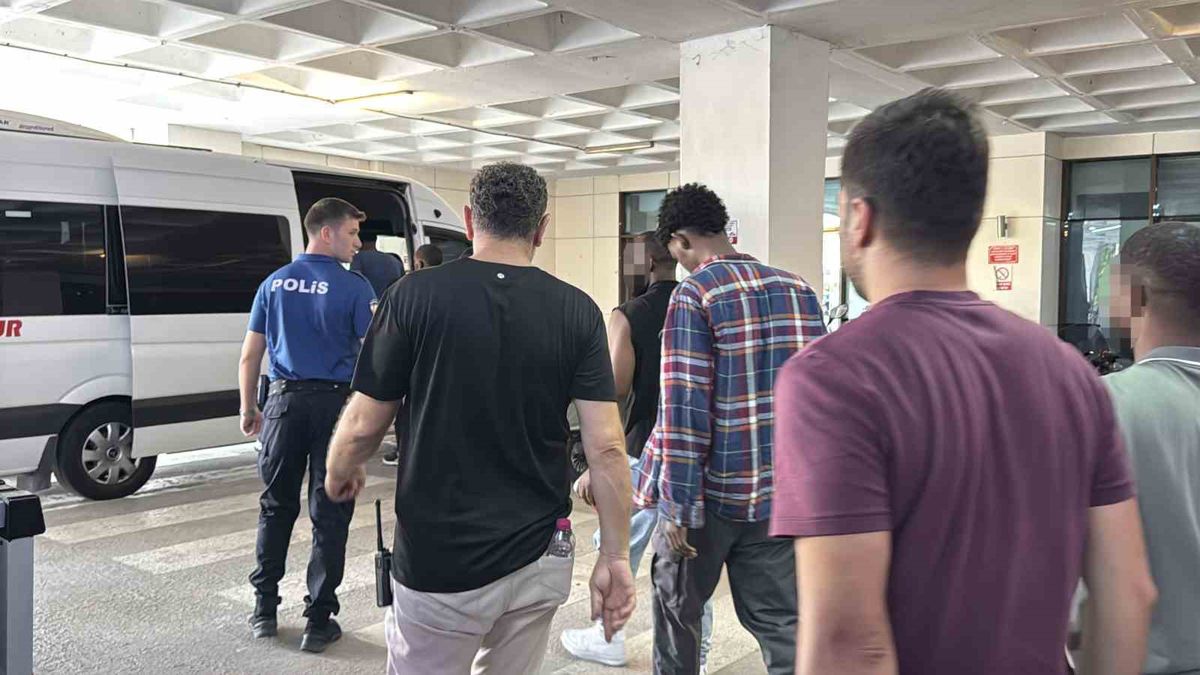 Edirne'de Minibüste 19 Kaçak Göçmen Yakalandı