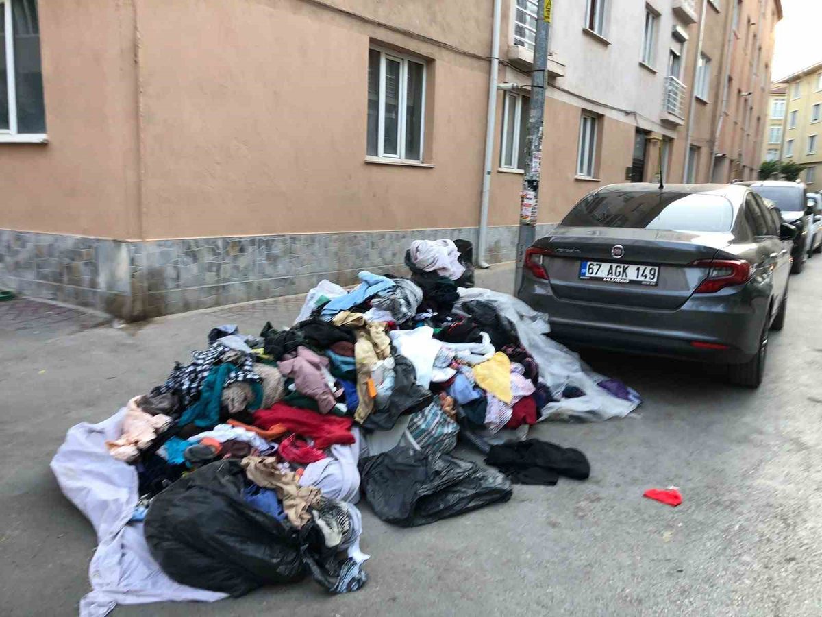 Eskişehir'de Kaldırıma Bırakılan Kıyafet Yığını Tepki Çekti