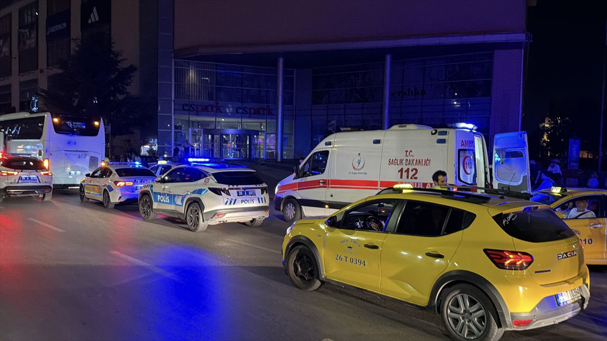 Eskişehir'de motosiklet yayalara çarptı: 2 yaralı