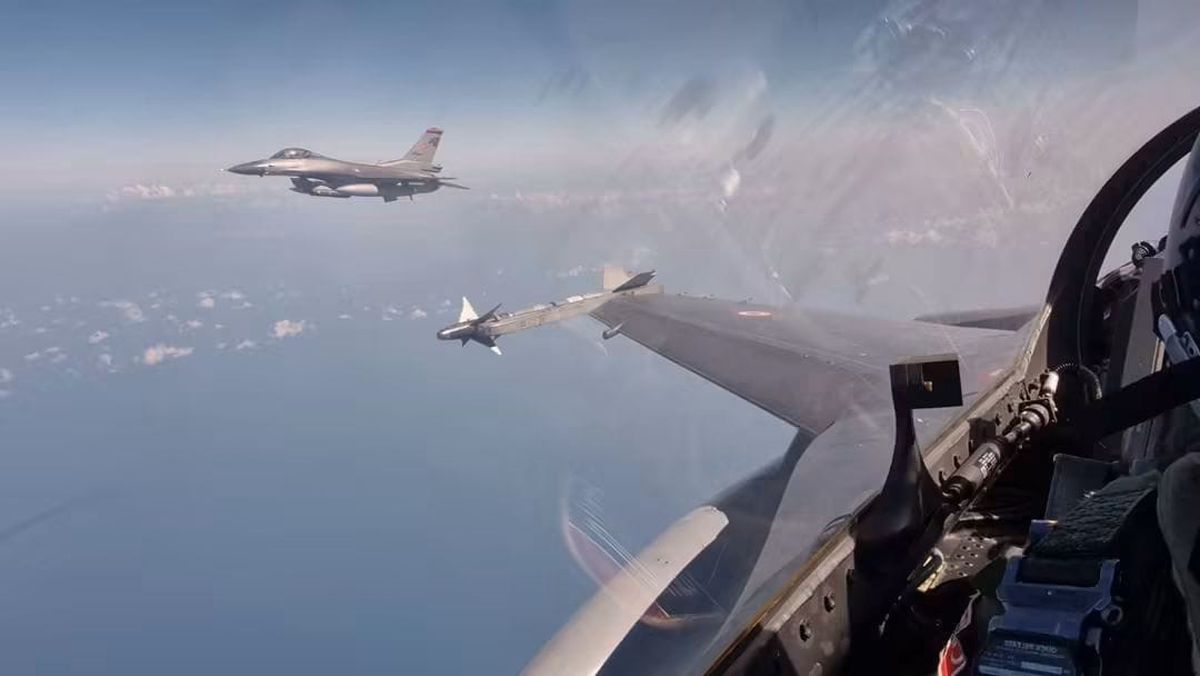Türk F-16'ları Karadeniz'de Eğitim Uçuşu Gerçekleştirdi