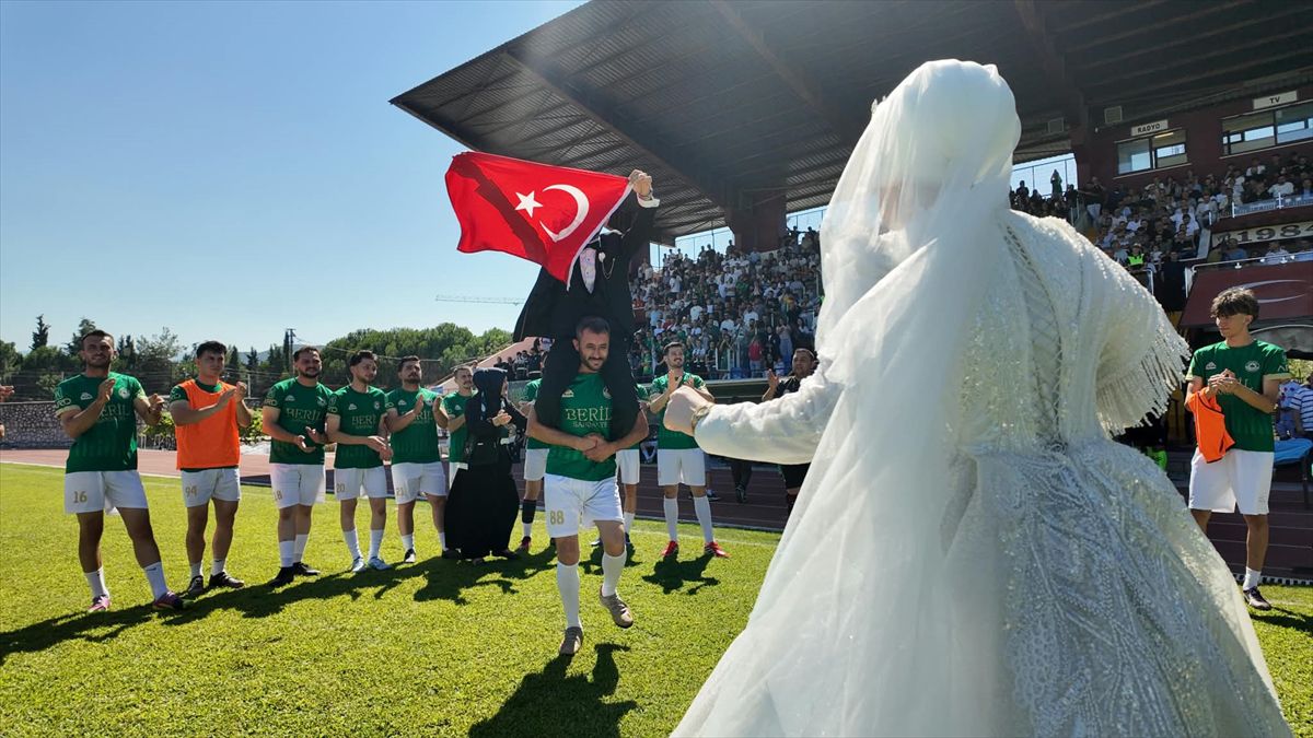 Gelinlik ve Damatlıkla Final Maçına Geldiler