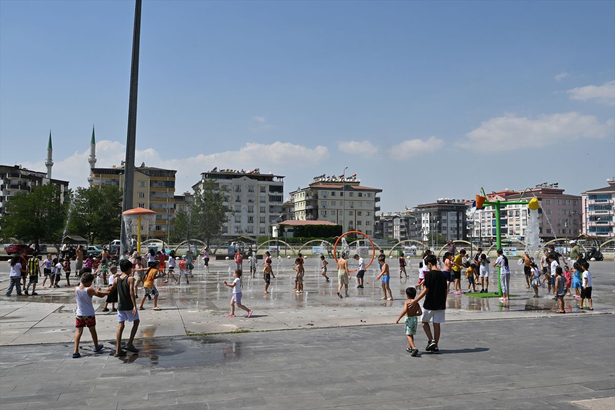 Gaziantep'te 40 Derece Sıcak: Vatandaşlar Gölge ve Su Fıskiyelerinde Serinliyor