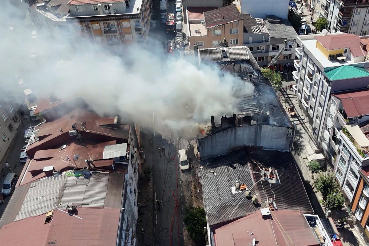 Gaziosmanpaşa'da çatı katında yangın: 1 ölü