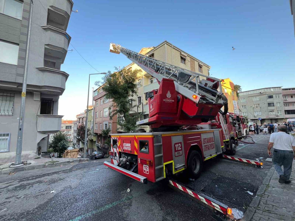 Gaziosmanpaşa Şemsipaşa'da çatı yangını, alevler yan binaya sıçradı