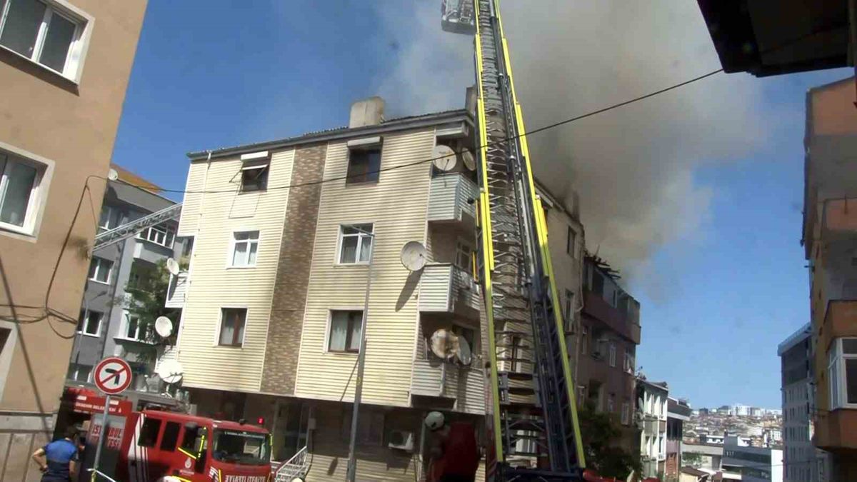 Gaziosmanpaşa'da çatı yangını: 3 bina zarar gördü