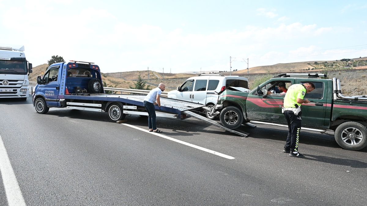 Kırıkkale'de kamyonet ile araç çarpıştı: 1'i bebek 5 yaralı
