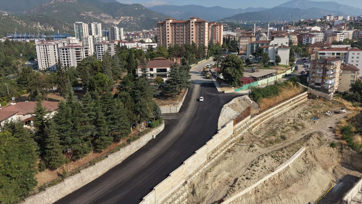 Karabük'te zemin kayması yapılan yol yeniden trafiğe açıldı