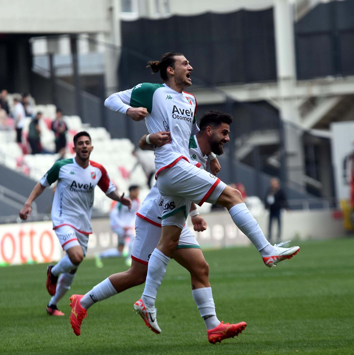 Karşıyaka, eski golcüsü Fatih Taşdelen'i yeniden kadrosuna kattı