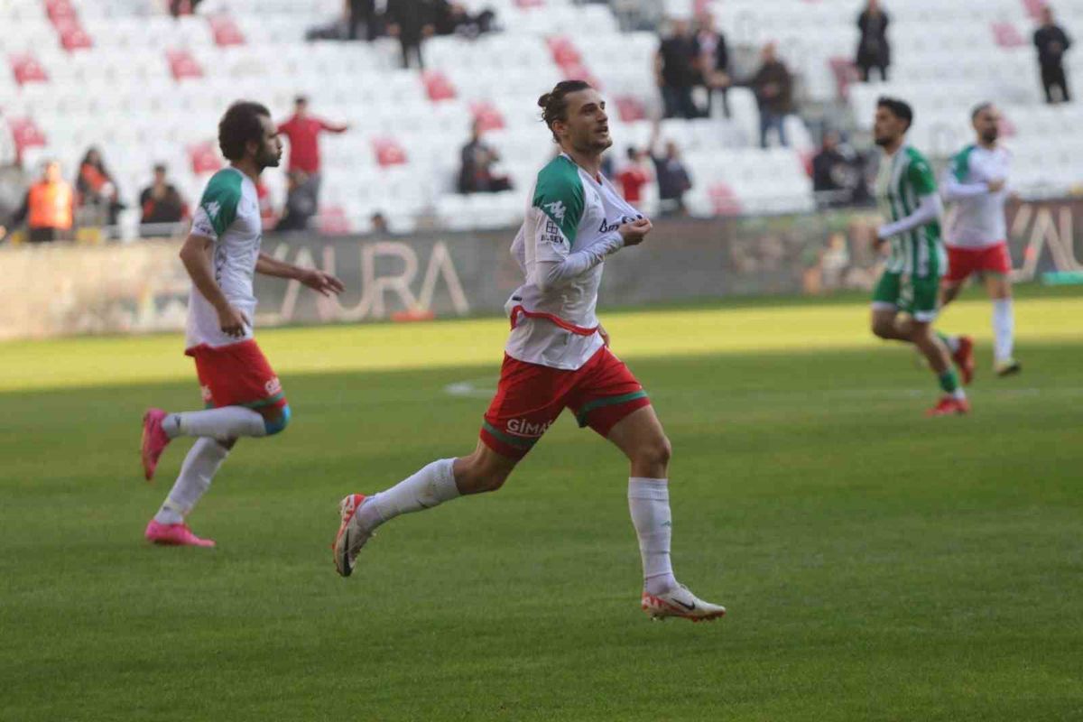 Karşıyaka, eski golcüsü Fatih Taşdelen'i yeniden kadrosuna katıyor