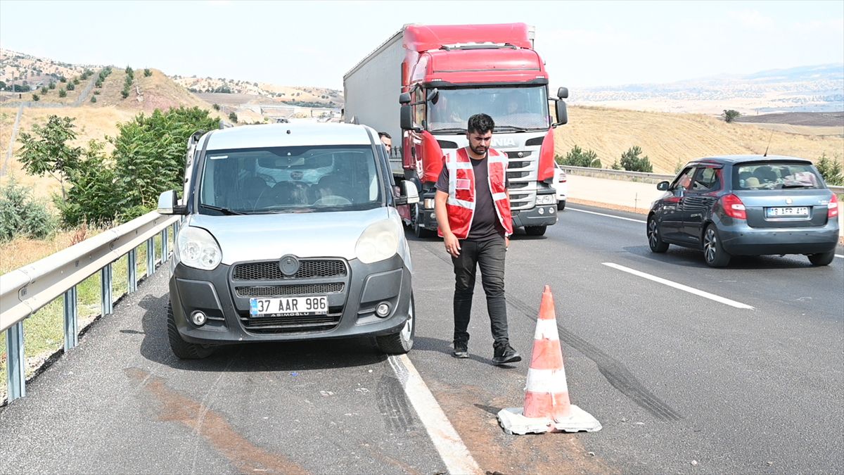 Kırıkkale'de pikap ile hafif ticari araç çarpıştı: 5 yaralı