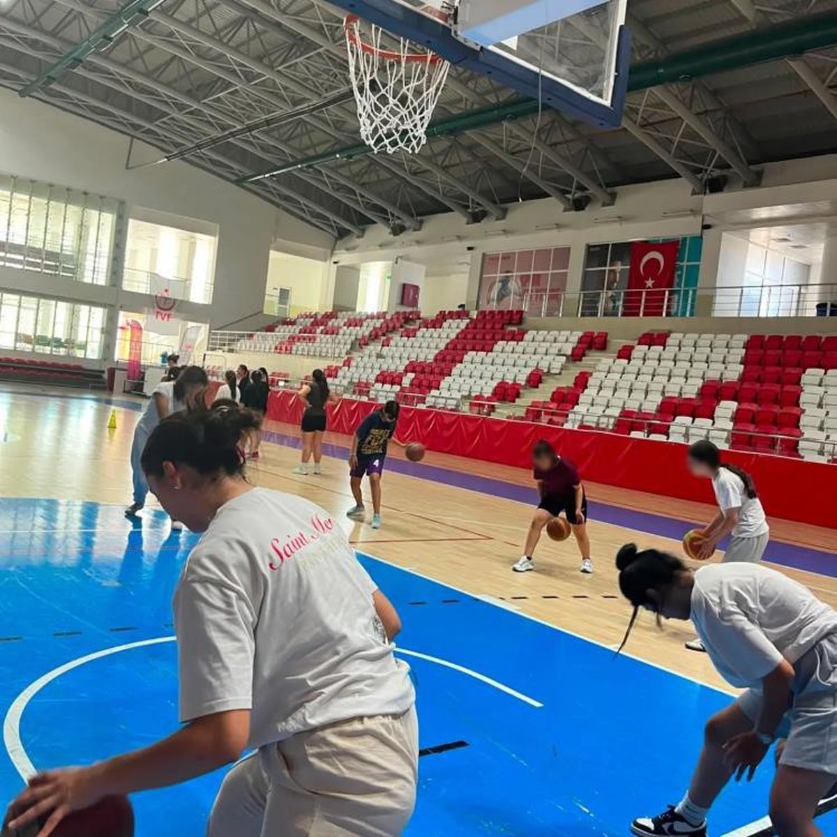 Bilecik'te koruma altındaki çocuklara basketbol eğitimi