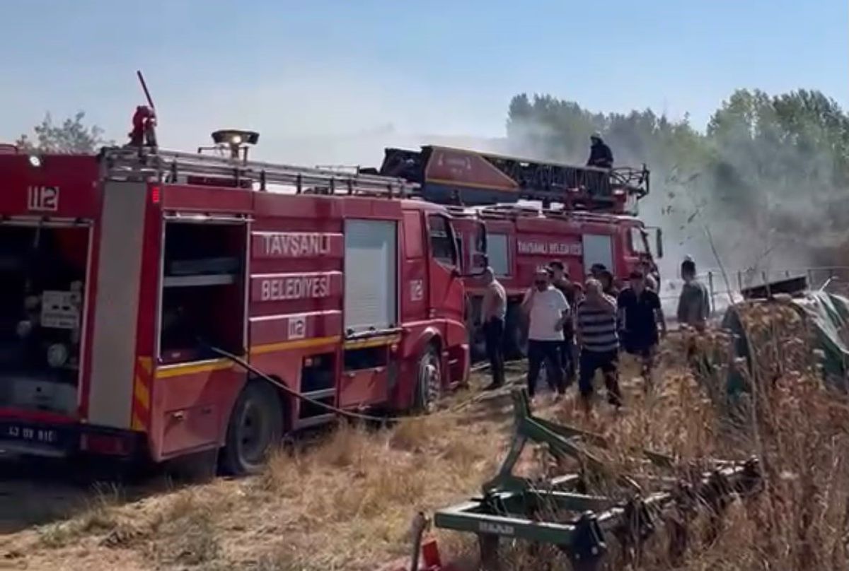 Tavşanlı'da Samanlık Yangını: 400 Balya Küle Döndü