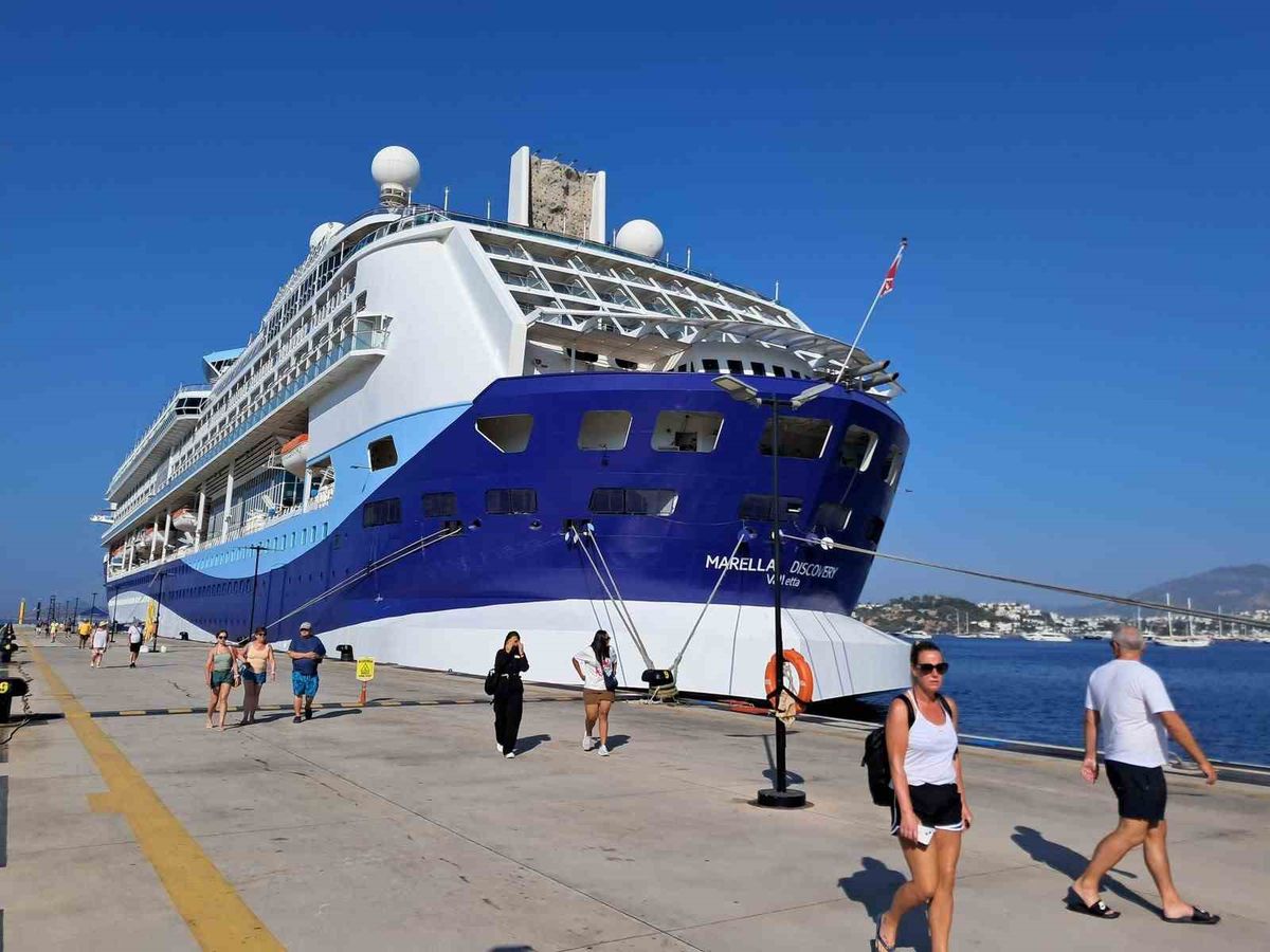 Bodrum'a gelen dev kruvaziyer bin 813 yolcu taşıdı