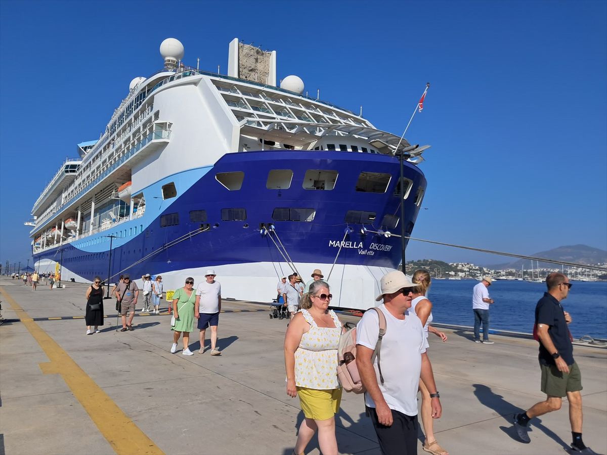 Bodrum'a 1813 yolcu taşıyan kruvaziyer yanaştı
