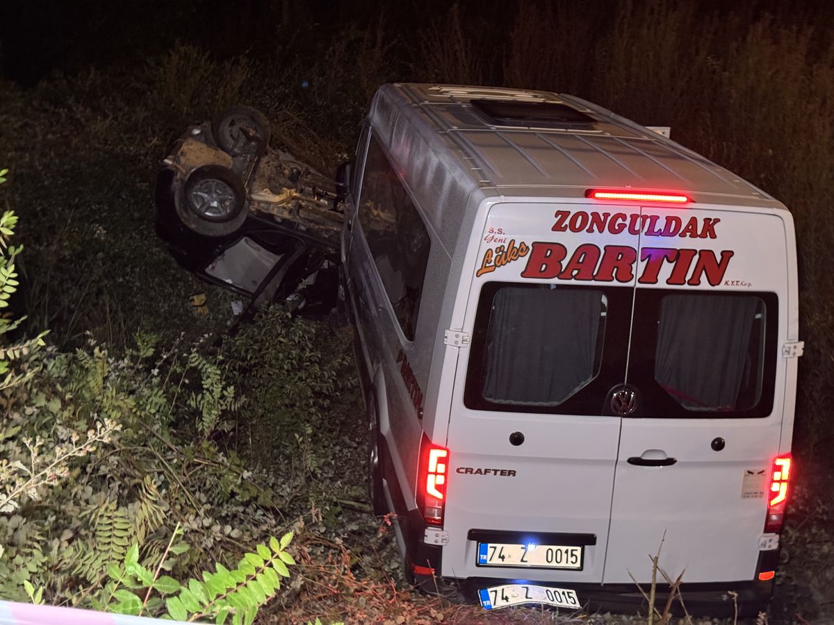Bartın'da Minibüs ile Otomobil Çarpıştı: 11 Yaralı
