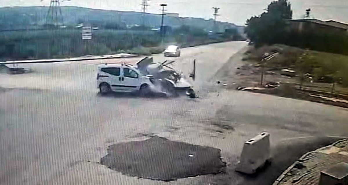 Osmaniye'de Hafif Ticari Araç ile Otomobil Çarpıştı, 2 Kişi Yaralandı