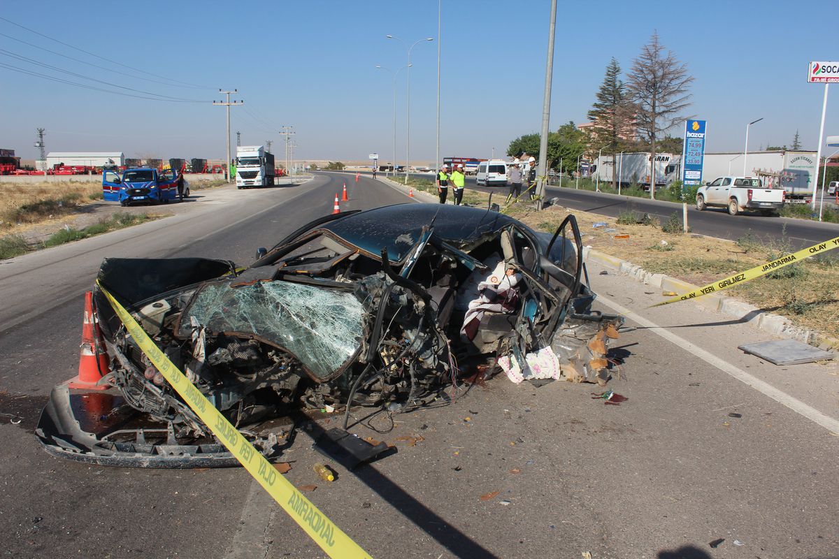 AKSARAY'DA FECİ KAZA: 2 ÖLÜ, 2 AĞIR YARALI