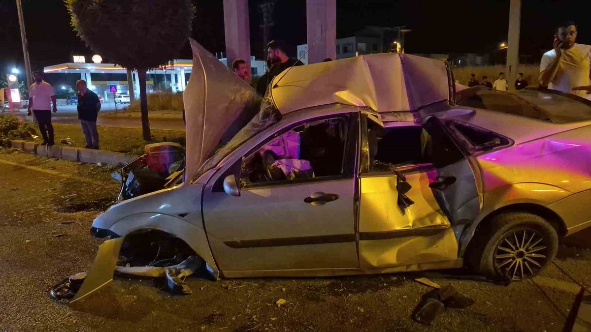 Adıyaman'da Otomobil Direğe Çarptı: 4 Yaralı