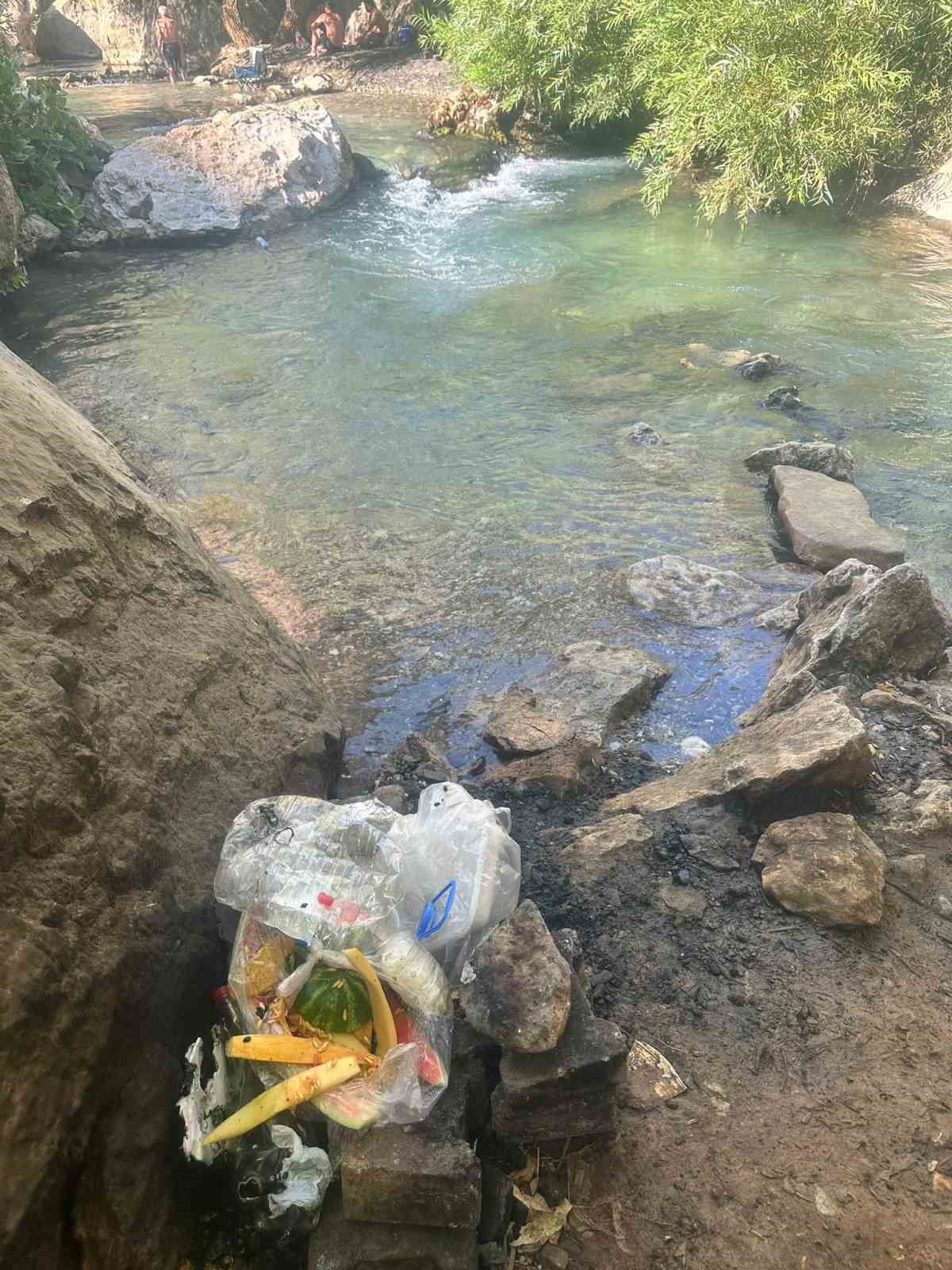 Çermik'te Doğaya Bırakılan Çöpler Tepki Çekti