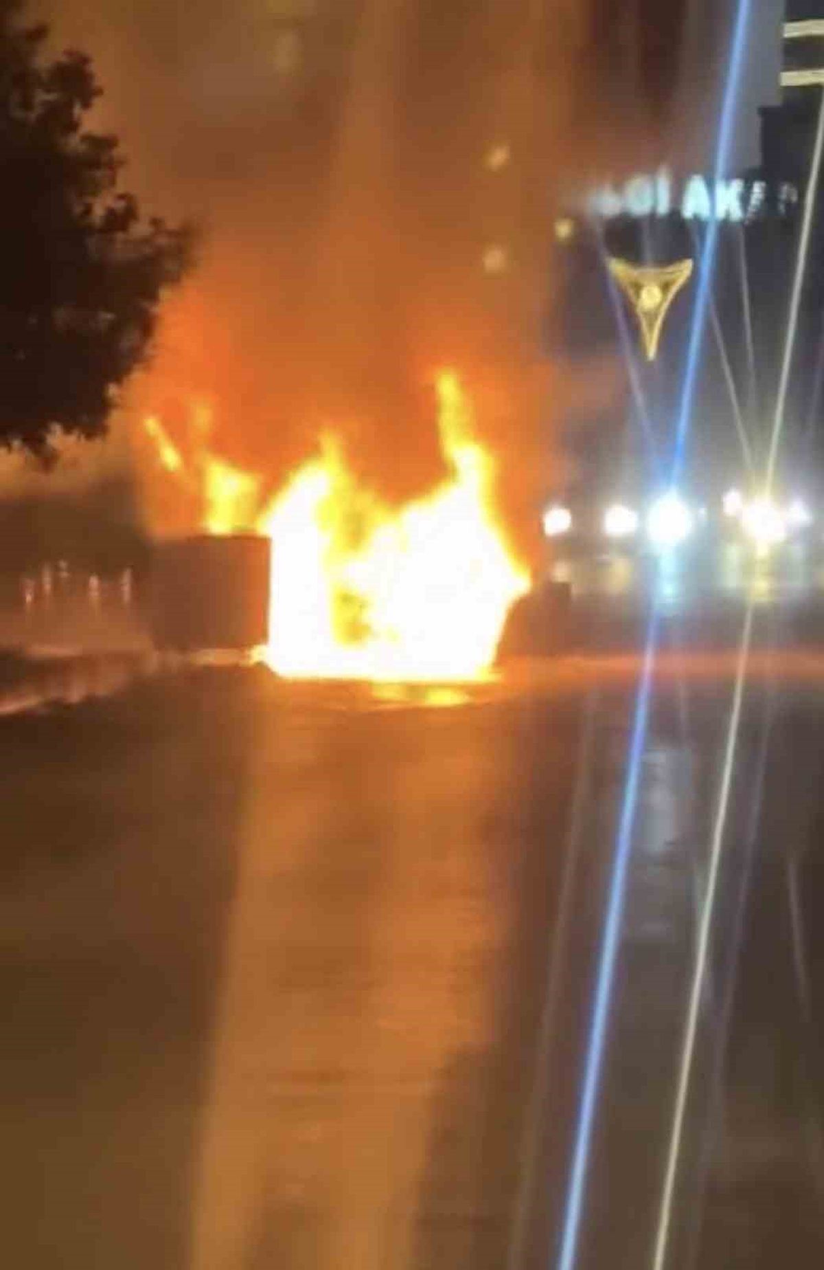 Samsun'da Seyir Halindeki Otomobil Alev Aldı: Patlamalar Paniğe Yol Açtı