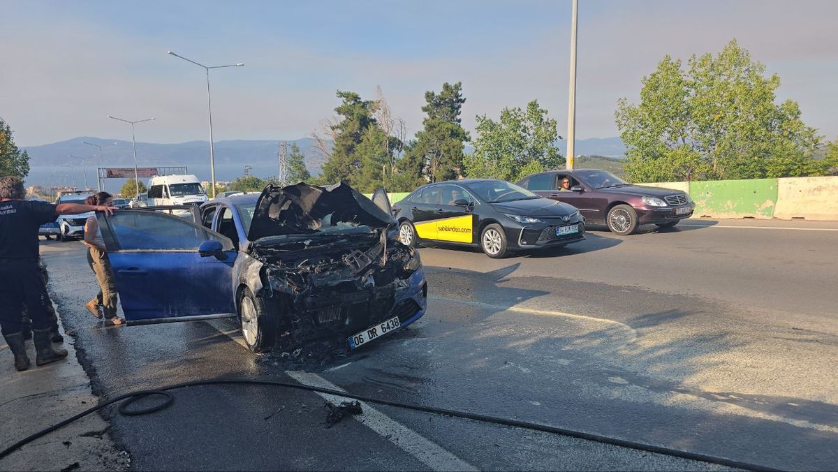 Mudanya'da Seyir Halindeki Otomobil Alev Aldı