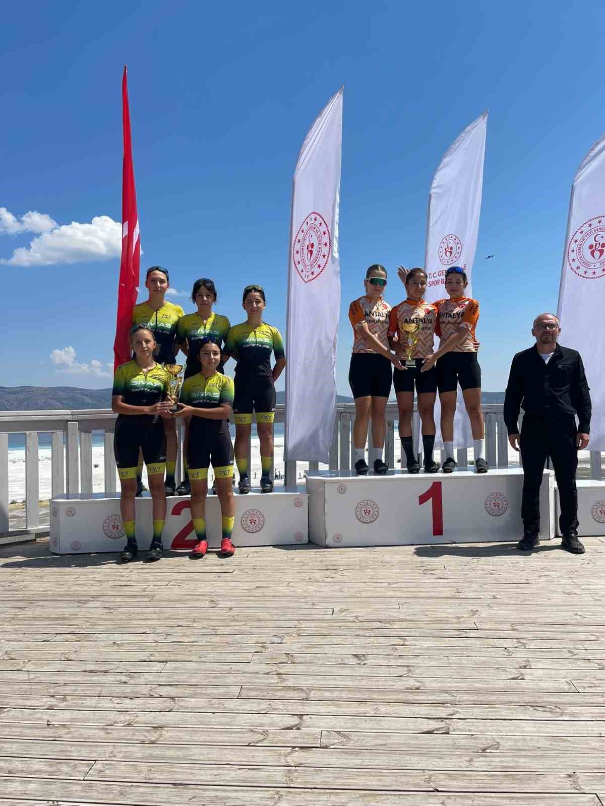 Sivas Gençlik Spor Kulübü U17 Kadın Bisiklet Takımı Türkiye İkincisi
