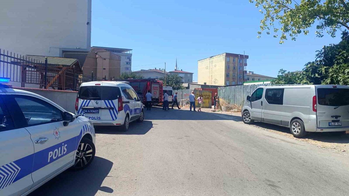 Sultanbeyli'de Çatı Çöktü: 3 İşçi Yaralandı