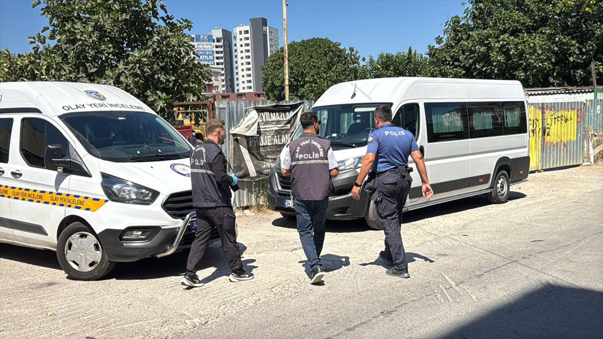 Sultanbeyli'de çelik çatı düştü: 2 işçi yaralandı