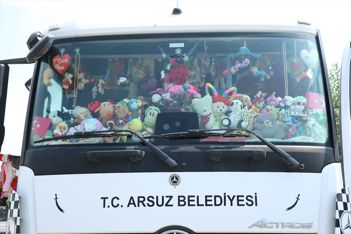 Depremde babasını kaybeden işçi, çöp kamyonuyla çocuklara oyuncak dağıtıyor
