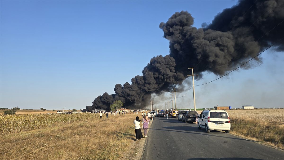 Tekirdağ'da Lastik Deposunda Yangın