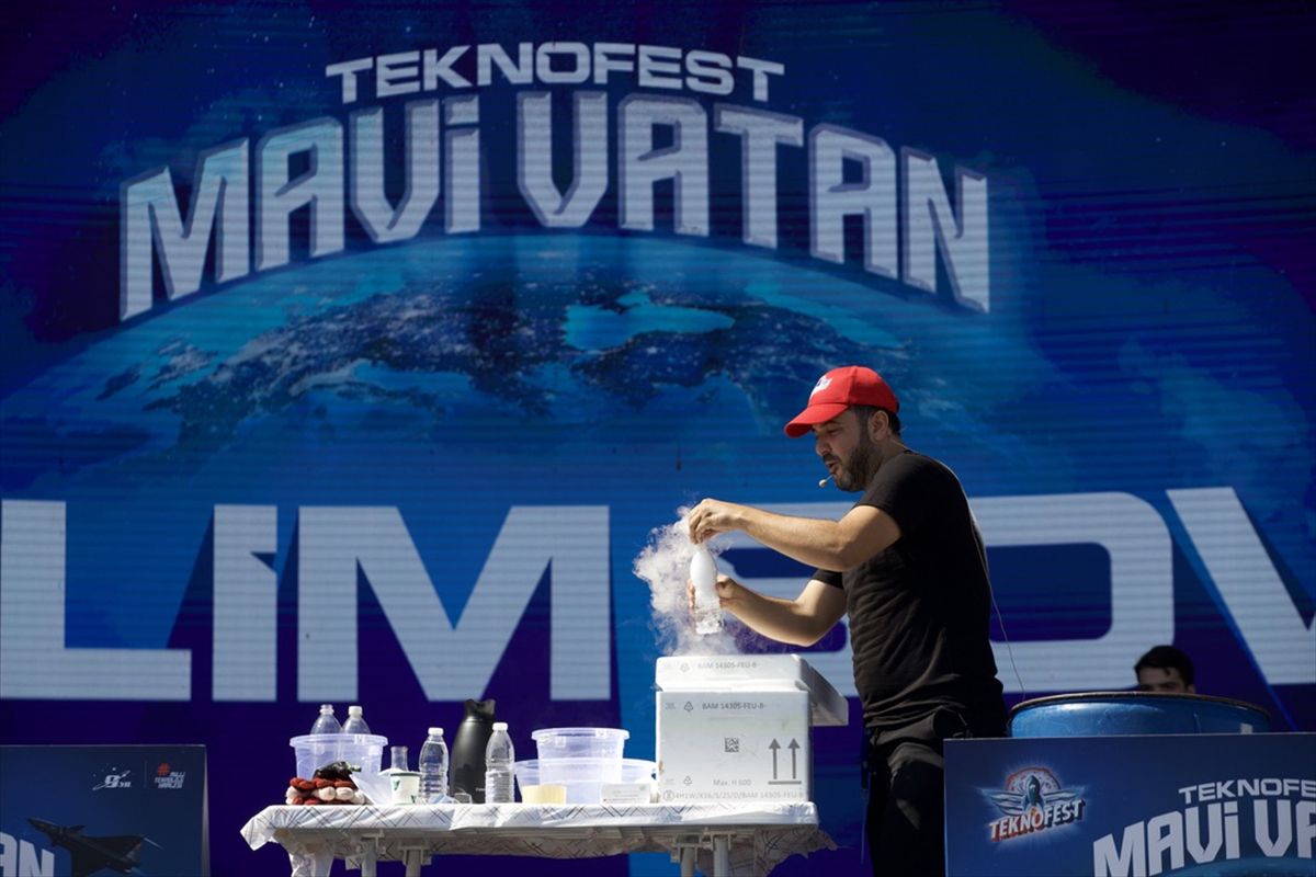 TEKNOFEST Mavi Vatan'da Çocuklara Bilim Şovu