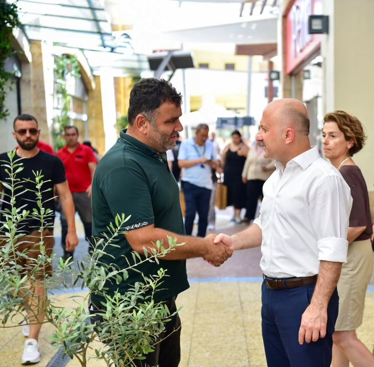 Vali Varol AVM'de vatandaş ve esnafla buluştu