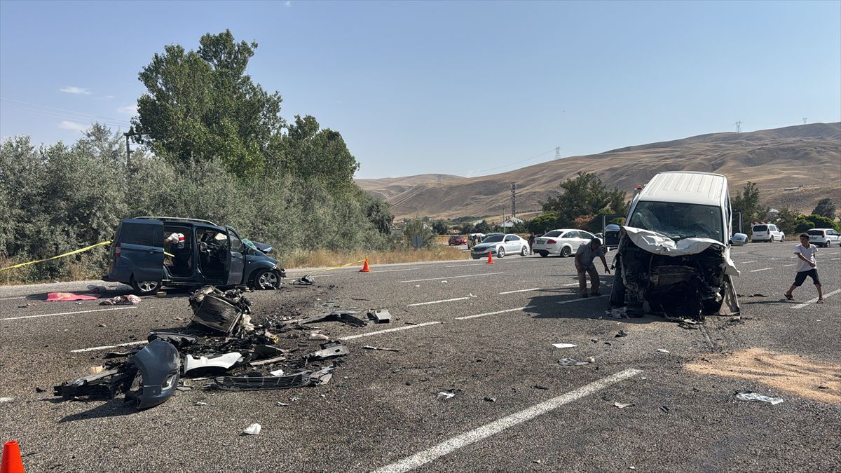 Muradiye'de korkunç kaza: 2 ölü, 9 yaralı