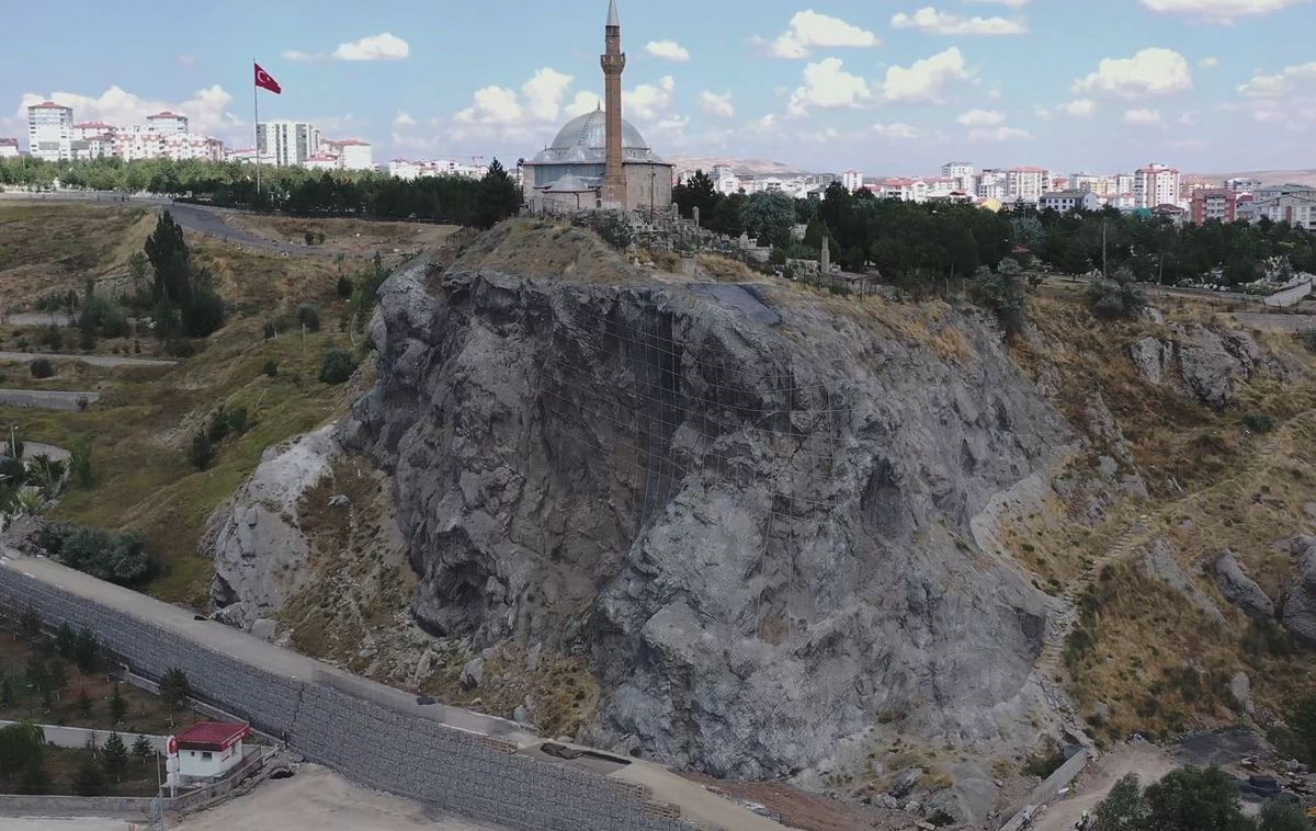 Yukarı Tekke'de Kaya Düşmesi Riskine Karşı Çalışmalar Sürüyor