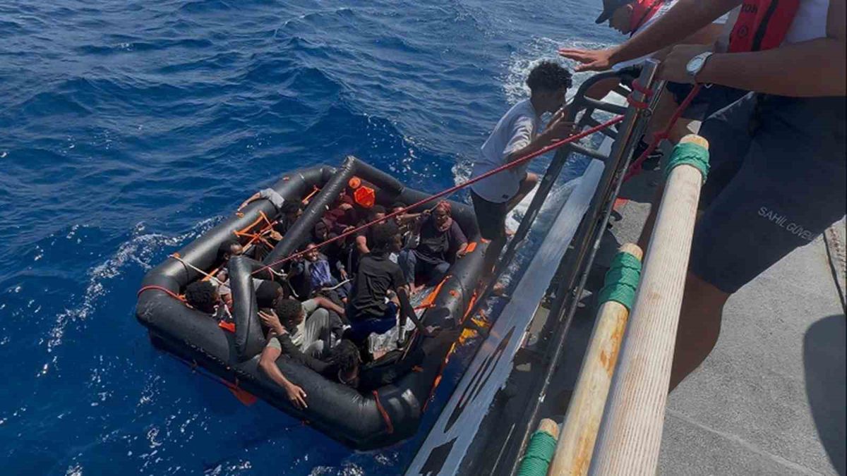 Marmaris'te Yunanistan'ın Geri İttiği 16 Düzensiz Göçmen Kurtarıldı