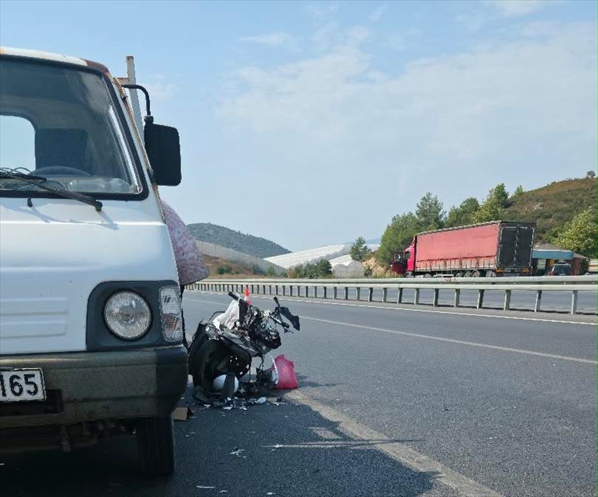 Alanya'da Motosiklet Kamyonete Çarptı: 1 Yaralı
