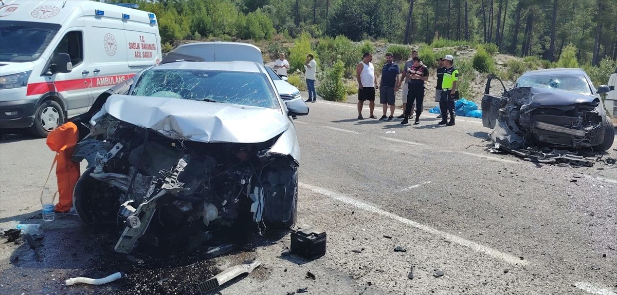 Manavgat'ta Trafik Kazası: 1 Ölü, 2 Yaralı