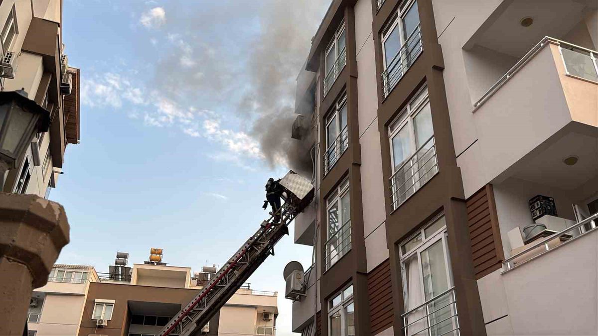 Antalya'da Apartman Yangını: Daire Kullanılamaz Hale Geldi