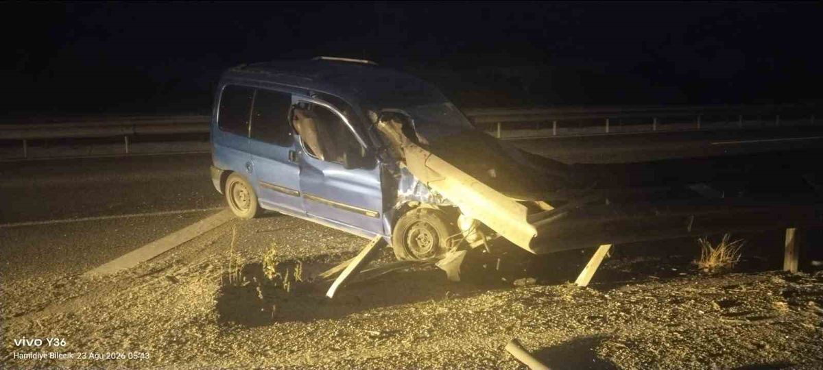 Bozüyük'te Sürücünün Uyuması Sonucu Bariyerlere Çarpan Otomobilde 1 Yaralı