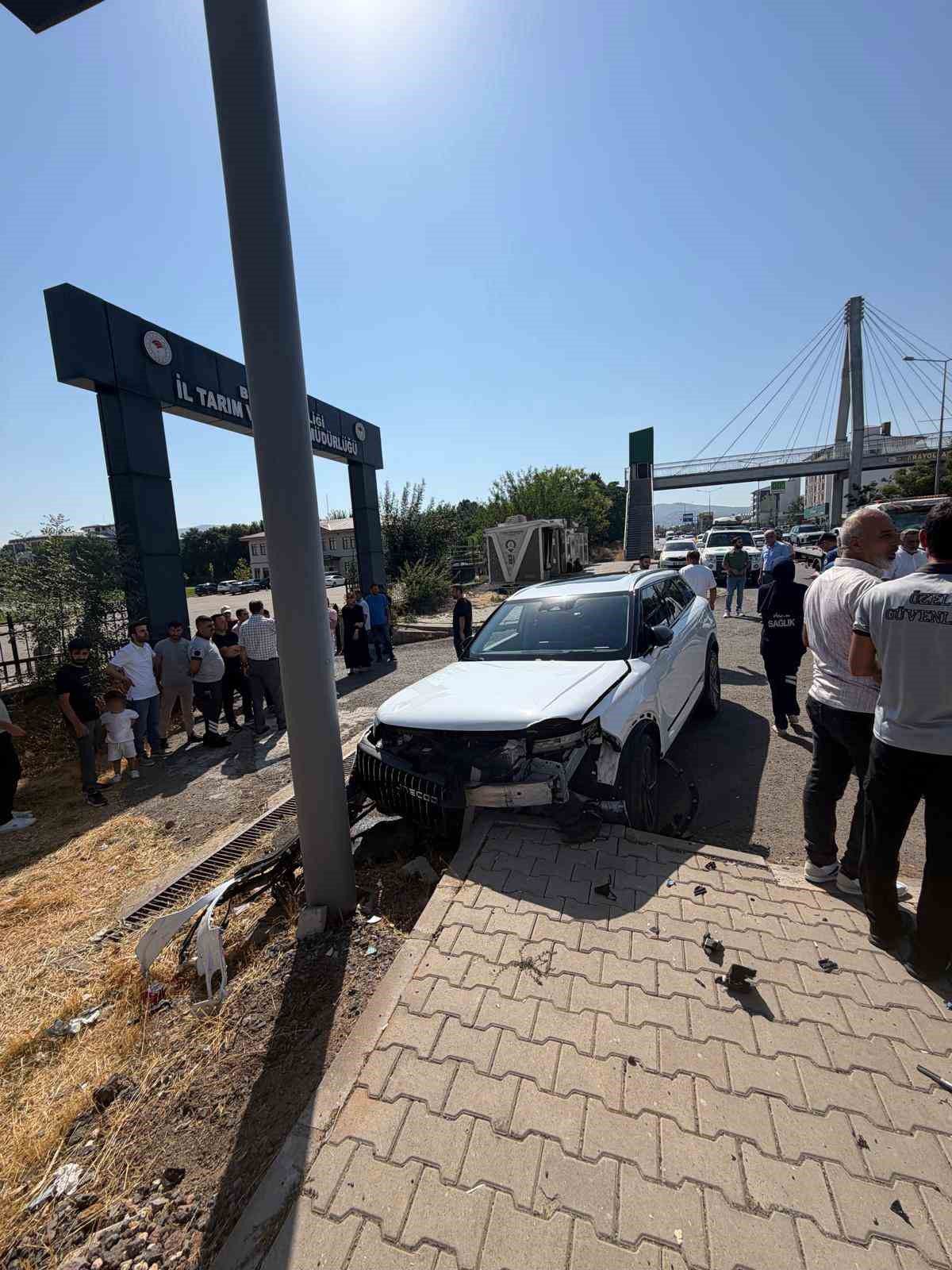 Bingöl'de İki Otomobil Çarpıştı: 4 Yaralı