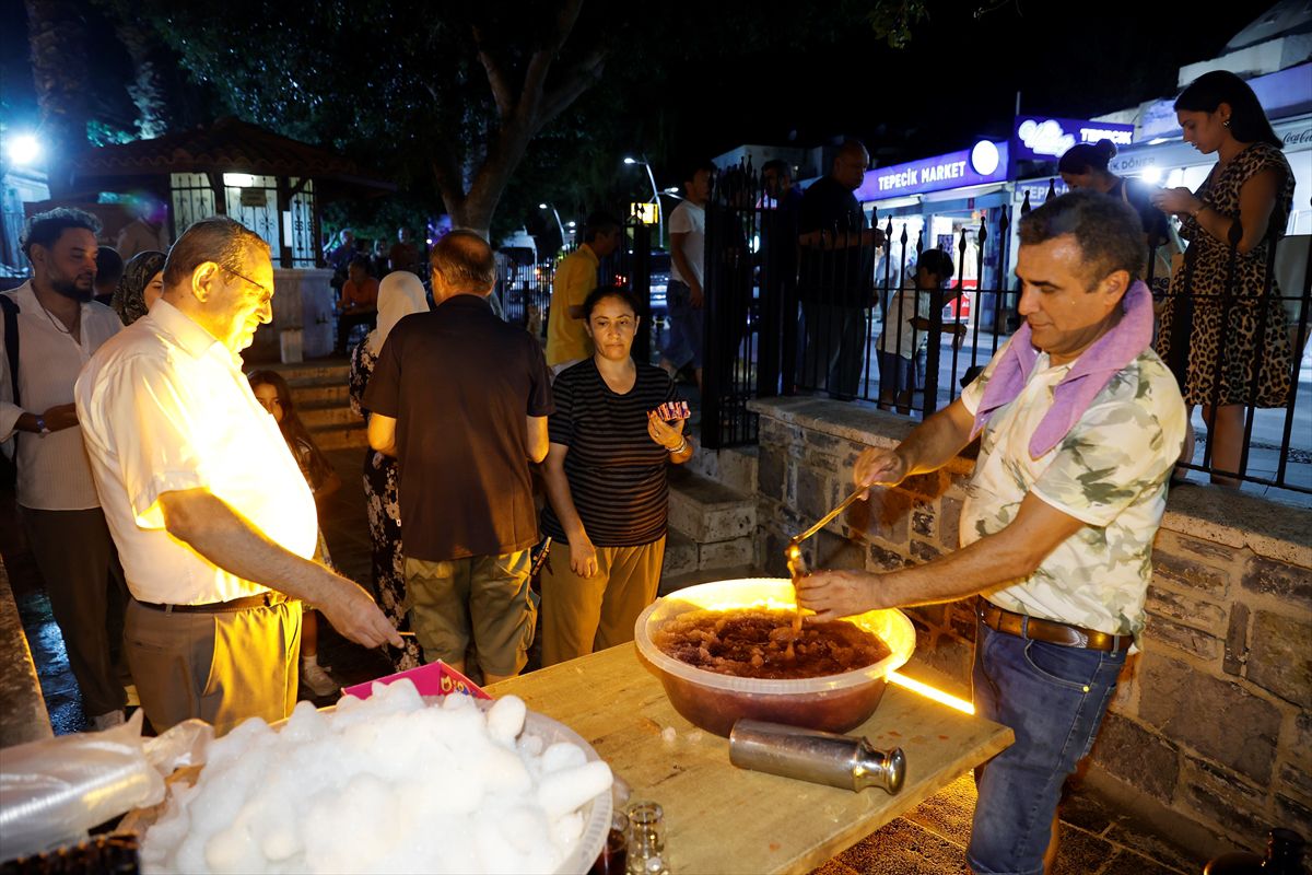 Bodrum'da Mevlit Kandili'nde Kar Şerbeti İkramı
