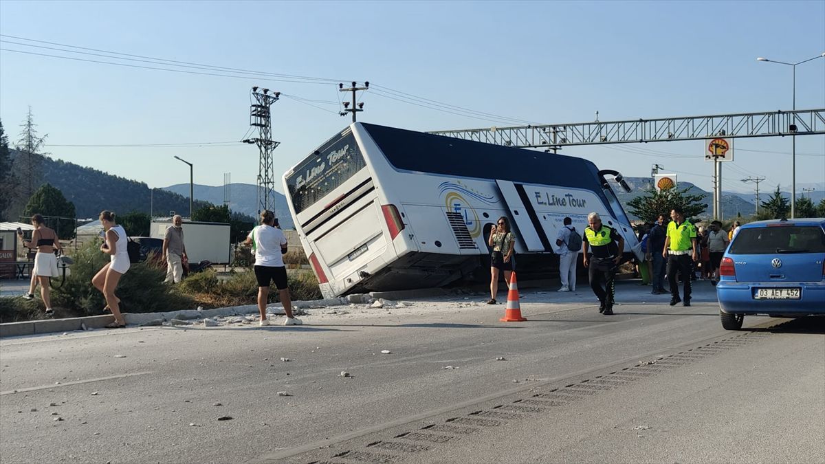 Bucak'ta yabancı plakalı tur otobüsü devrildi