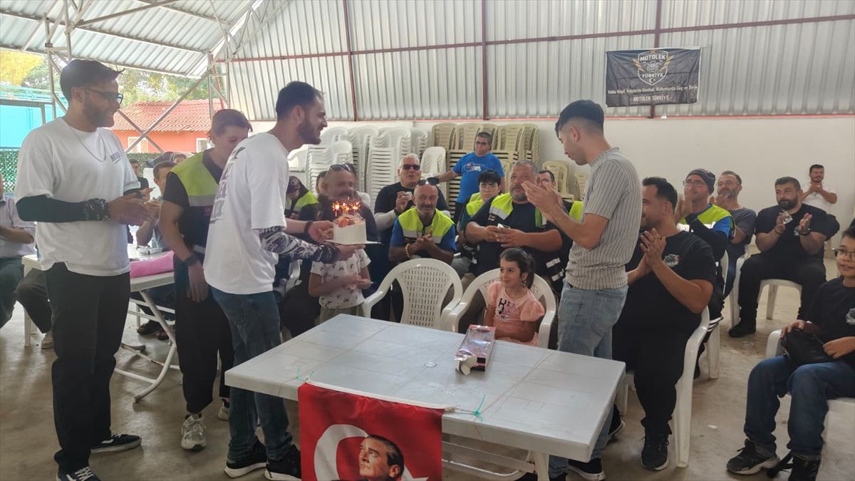 Motosikletçilerden Yağmur'a Doğum Günü Sürprizi